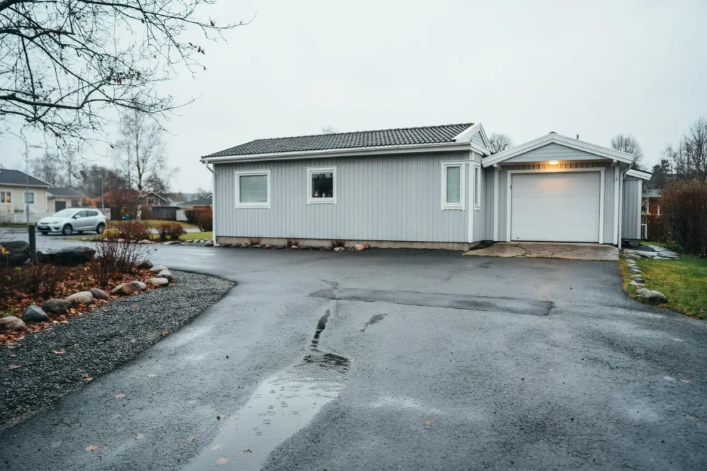 tg rda s ttningar och st ende vatten p garageuppfarten